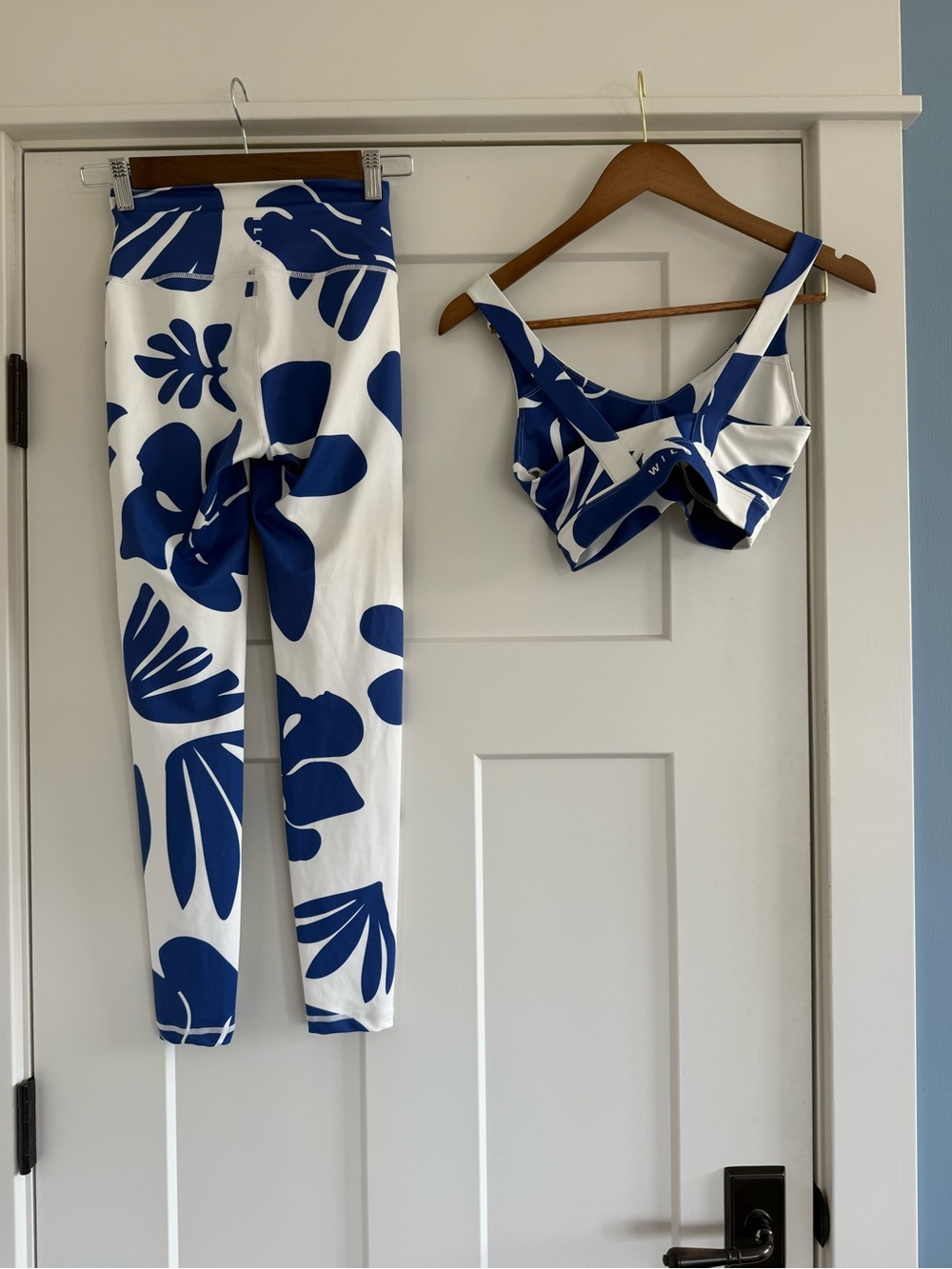 Wilo The Label 2-Piece Activewear Set - XS Blue White Floral - Picture 4 of 14